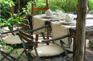 Das Restaurant gedeckter Tisch im Garten